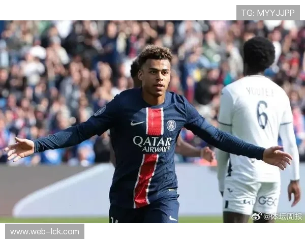 杜埃拥抱恩里克致谢,巴黎小将一战成名改变命运 杜埃拥抱恩里克致谢,巴黎小将一战成名改变命运